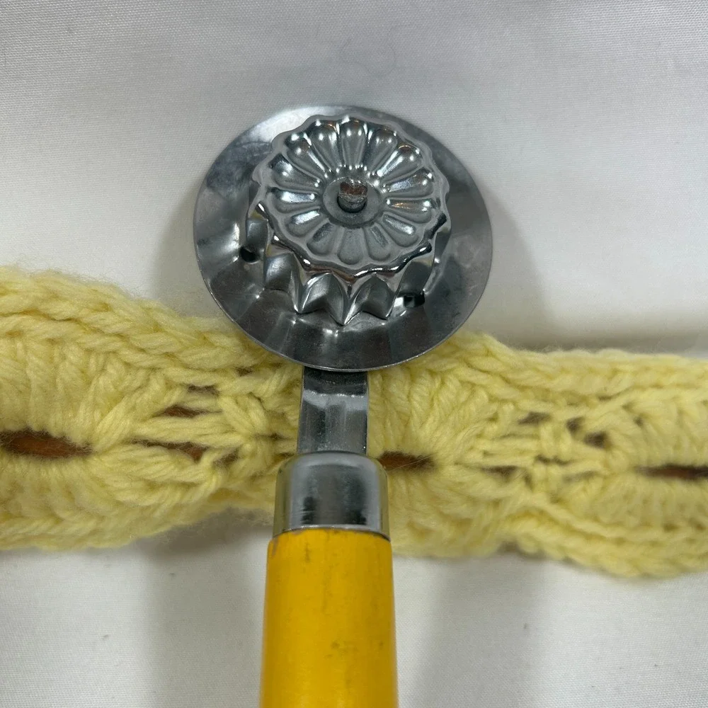 Vintage‎ Pastry Wheel Pie Crimper Crust Pasta Yellow Wood Handle Baking Grandma